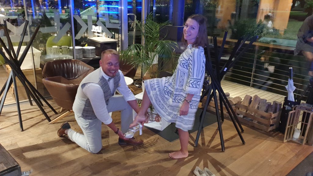 Mache/macht ein Foto mit dem Schuh der Braut.