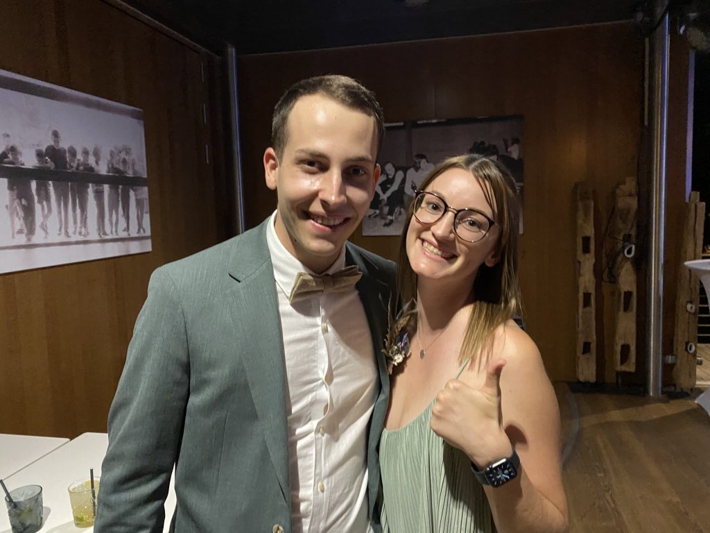 Mache/macht ein Foto mit dem Trauzeugen der Braut.