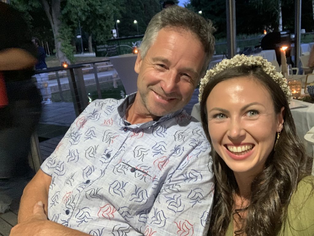 Mache/macht ein Foto mit einem Gast, der hellblau trägt.