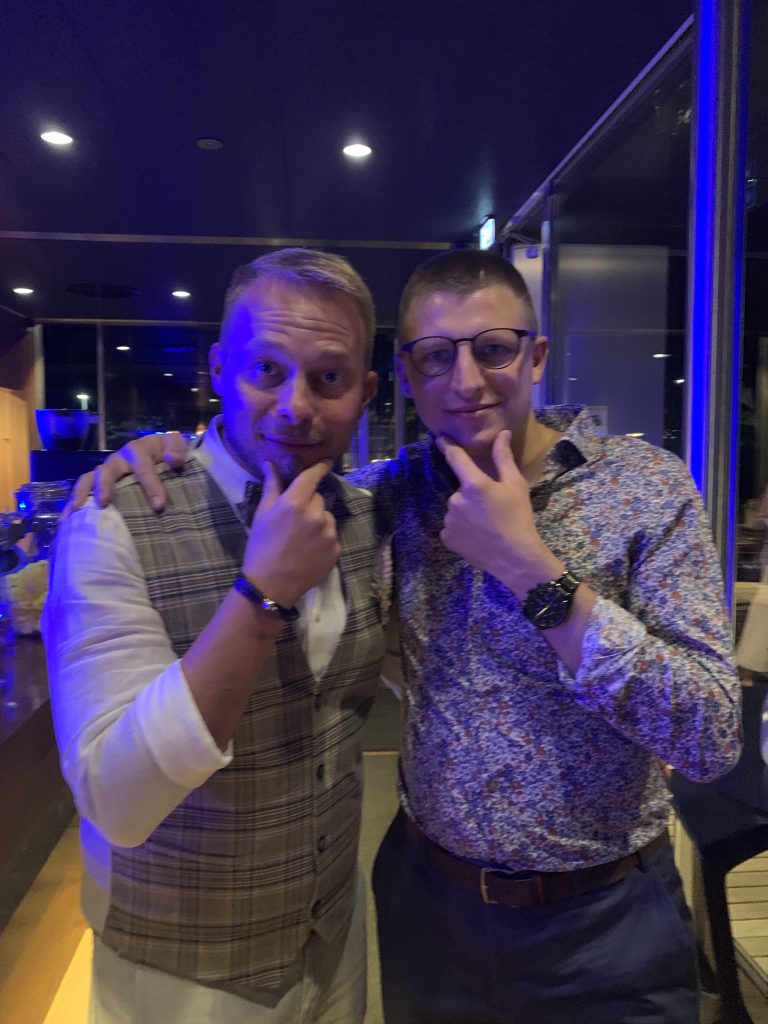 Mache/macht ein Foto zusammen mit der Person mit dem längsten Bart und macht eine Denkerpose.