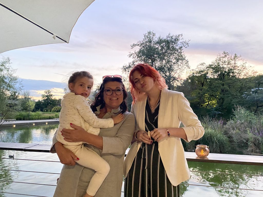 Mache/macht ein Foto mit der Mutter des Bräutigams.