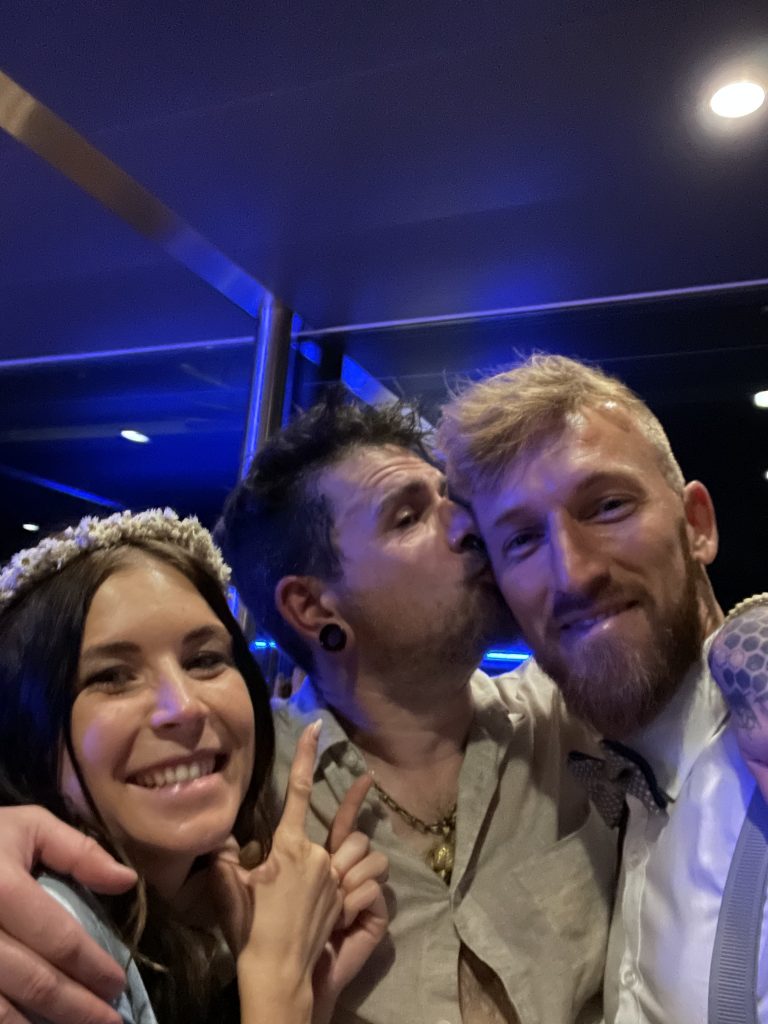 Mache/macht ein Foto mit jemanden, der Ohrringe trägt.