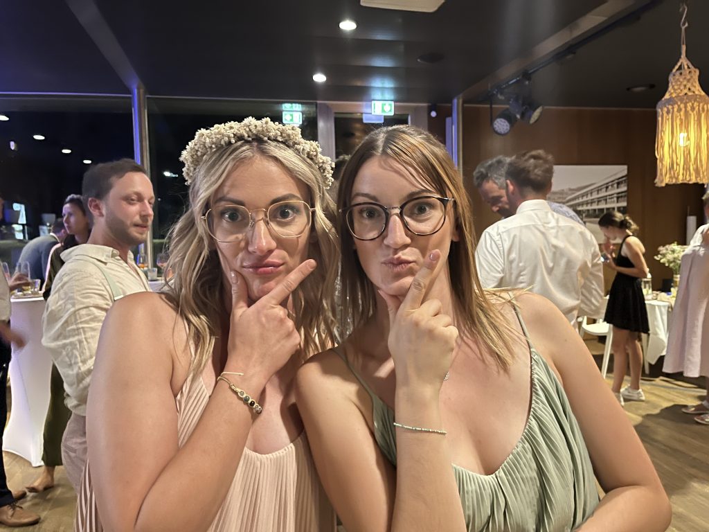 Mache/macht ein Foto mit einem Gast, der eine Brille trägt.