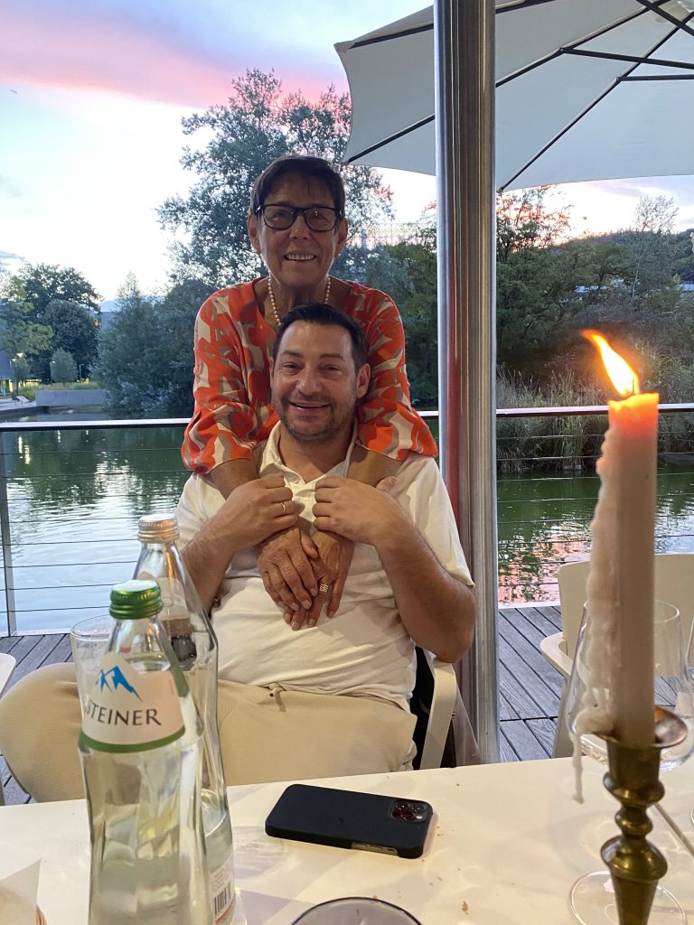 Mache/macht ein Foto mit jemanden, der blaue Augen hat.