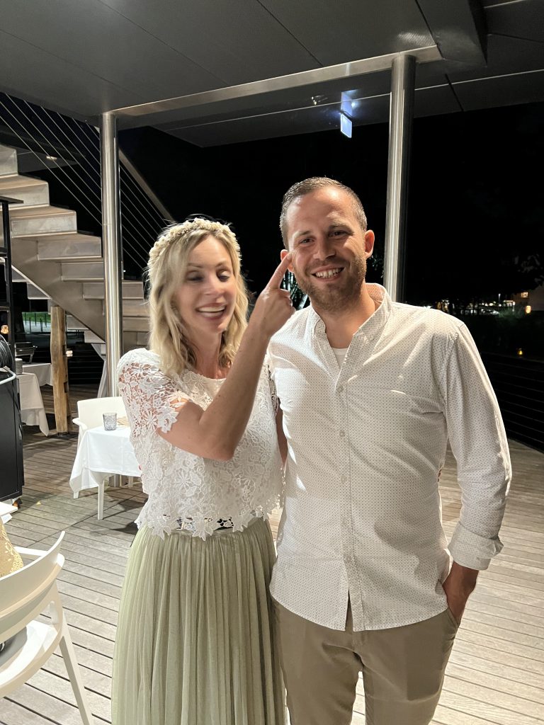 Mache/macht ein Foto mit jemanden, der braune Augen hat.