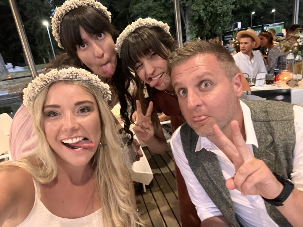 Mache/macht ein Grimassen Foto mit einem der Trauzeugen.