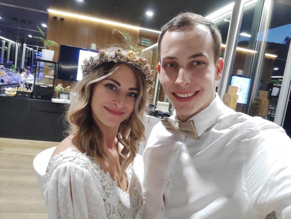 Mache/macht ein Foto mit dem Bräutigam.