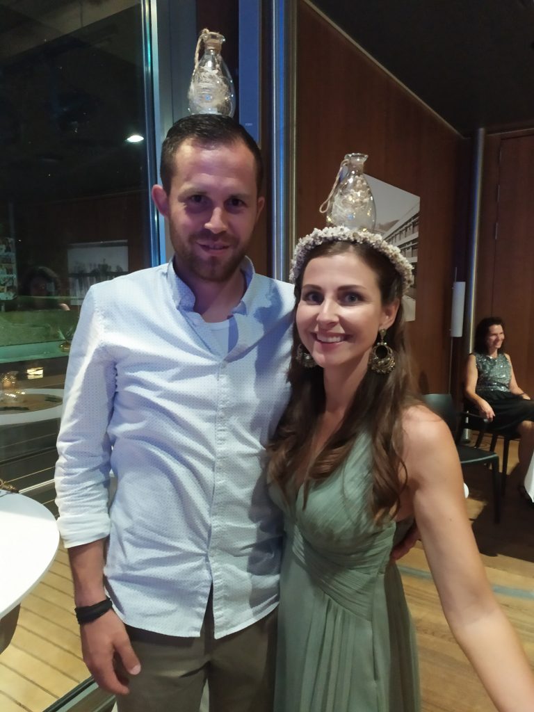 Mache/macht ein Foto auf dem du die Tischdeko als Kopfbedeckung aufsetzt.